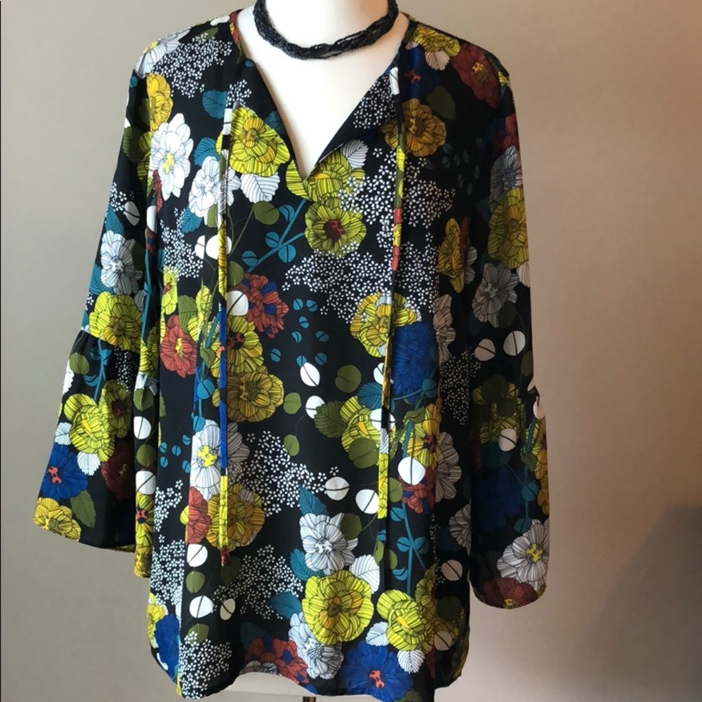 Flirty, flowing, floral summer blouse. Size XL.